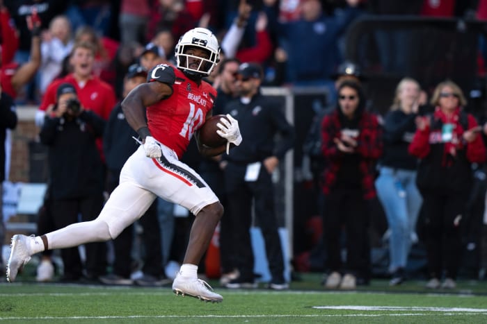 Cincinnati Bearcats running back Charles McClelland (10) looks back before scoring a touchdown to take the lead in the fourth quarter of the NCAA Football game at Nippert Stadium in Cincinnati on Saturday, Oct. 8, 2022. Cincinnati Bearcats defeated South Florida Bulls 28-24. South Florida Bulls At Cincinnati Bearcats 560